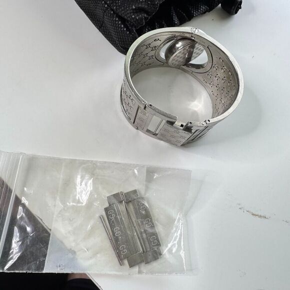 Gucci Wide Twirl Watch Bangle Silver Emboss Logo Swiss Made Mother Of Pearl 90s - Picture 7 of 9